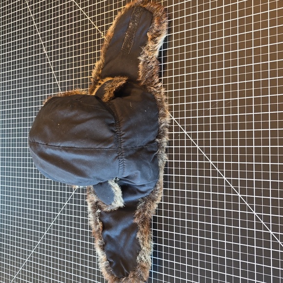 Mens Weatherproof fur winter hat with fur ear protection. Only used a few times. - Picture 3 of 7
